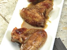 כנפי עוף אפויות (צילום: קדם צלמים, מבשלים לשניים, הוצאת קוראים)
