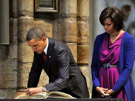 הנשיא חותם בווסטמינסטר (צילום: AP)