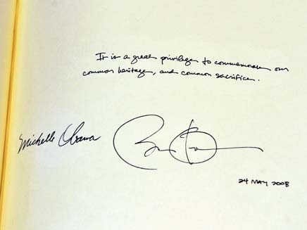החתימה של אובמה: מ-2008 (צילום: AP)