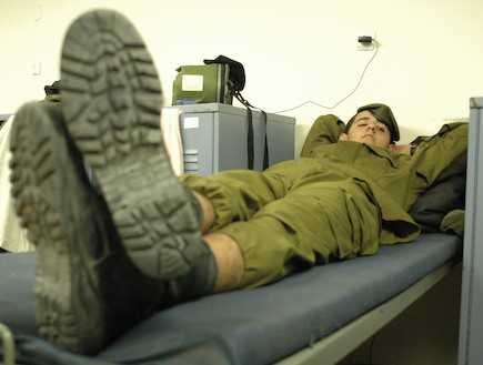 טירון גולני נח על מיטה צבאית (צילום: אורי ברקת, עיתון "במחנה")