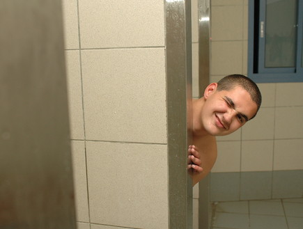 טירון גולני במקלחת (צילום: אורי ברקת, עיתון "במחנה")