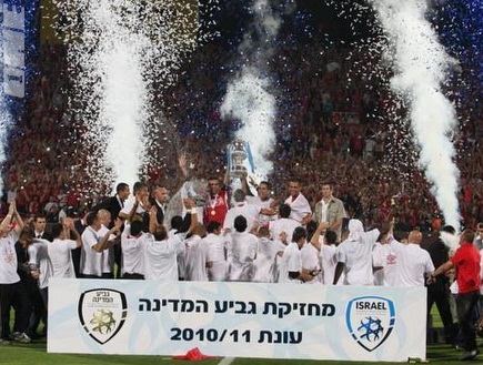 באדיר מניף את גביע המדינה אחרי ה-0:1 על מכבי חיפה (עמית מצפה) (צילום: מערכת ONE)