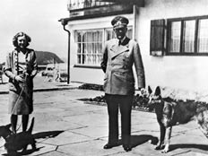 היטלר ניסה ללמד כלבים לדבר? (צילום: AP)