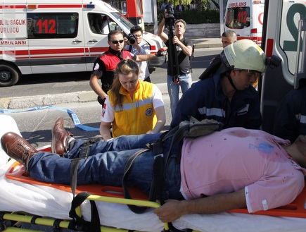 פצוע בפיגוע באיסטנבול (רויטרס) (צילום: מערכת ONE)
