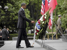 אובמה מניח זר באנדרטת גטו ורשה (צילום: Reuters)