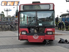 האוטובוס שפרץ לכיכר בשטוקהולם (רויטרס) (צילום: מערכת ONE)