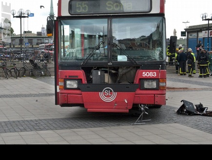 האוטובוס שפרץ לכיכר בשטוקהולם (רויטרס) (צילום: מערכת ONE)