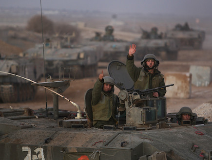 לוחמים בטנק ברקע שיירת טנקים (צילום: David Silverman, GettyImages IL)
