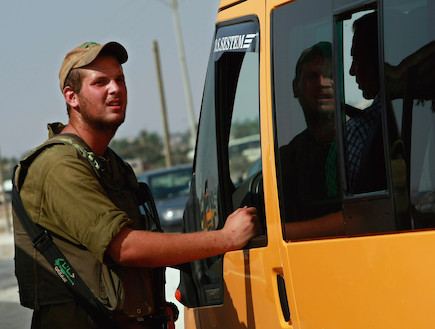 חייל בודק רכב פלסטינאי (צילום: David Silverman, GettyImages IL)