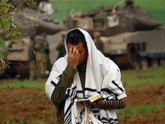 חייל מתפלל עם טלית בשטח (צילום: David Silverman, GettyImages IL)