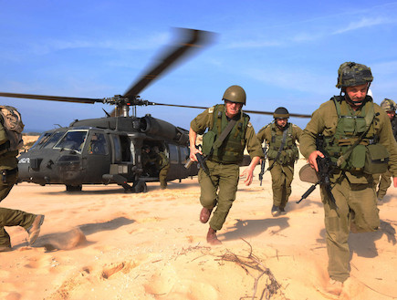 לוחמים יוצאים ממסוק (צילום: IDF, GettyImages IL)