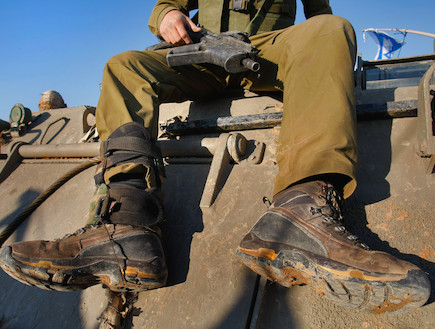 נעליים של לוחם על טנק (צילום: David Silverman, GettyImages IL)