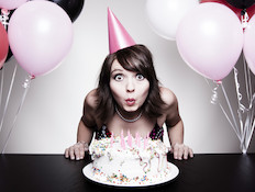 אישה חוגגת יום הולדת עם בלונים ועווגה (צילום: istockphoto)