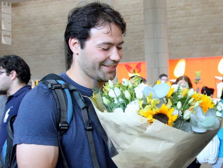 אריק זאבי מקבל פרחים בנמל התעופה (יניב גונן) (צילום: מערכת ONE)