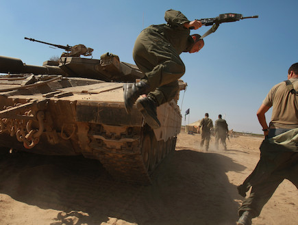 חייל קופץ מטנק  (צילום: David Silverman, GettyImages IL)