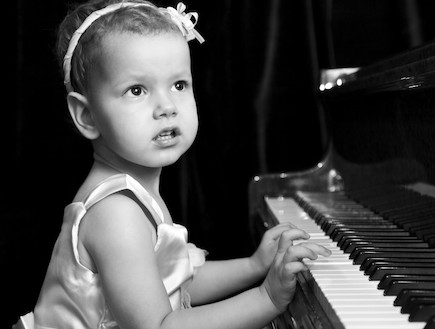 תינוקת מנגנת על פסנתר (צילום: Laoshi, Istock)