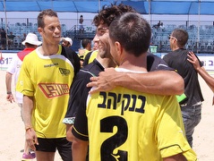 דייויד גומז חוגג עם החברים (עידו ארז) (צילום: מערכת ONE)