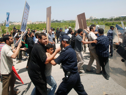 הפגנה במחסום ארז, אתמול (צילום: רויטרס)