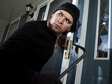 גנב פורץ לתוך בית (צילום: istockphoto)