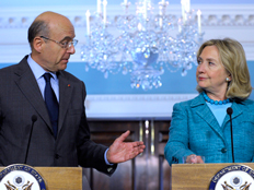 הילארי קלינטון ושר החוץ הצרפתי (צילום: AP)
