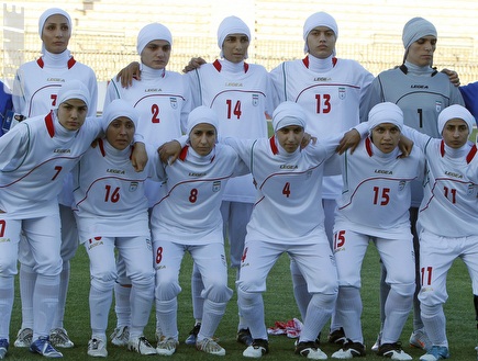 נבחרת הנשים של איראן במשחק המדובר. קל לשחק ככה כדורגל (רויטרס) (צילום: מערכת ONE)