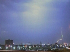 ברקים ורעמים בשמי קנדה. מראה מרהיב ומסוכ (צילום: חדשות 2)