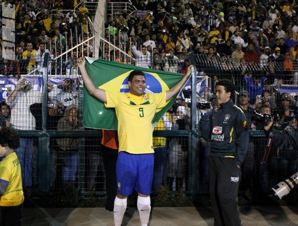 הקהל נפרד מאגדה ברזילאית אמיתית (רויטרס) (צילום: מערכת ONE)