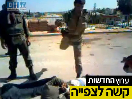 חיילים סורים מתעללים באזרחים סורים מורדים (צילום: חדשות 2)