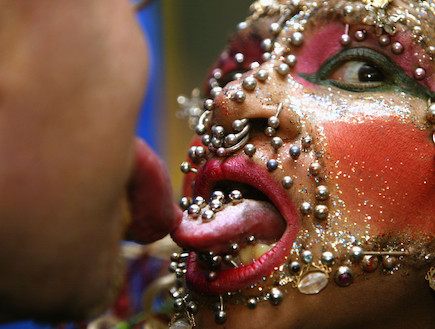 שיאנית הפירסינג בעולם מתנשקת (צילום: Bruno Vincent, GettyImages IL)