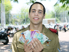 חייל צנחנים עם שטרות כסף (צילום: עודד קרני, מדור צבא וביטחון)