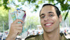 חייל צנחנים מחזיק שטרות ביד מחייך (צילום: עודד קרני, מדור צבא וביטחון)