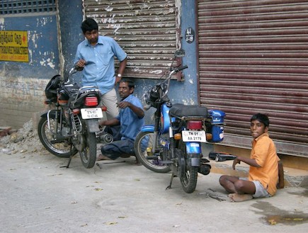 אחזקת האופנוע ההודי (צילום: נעם וינד)