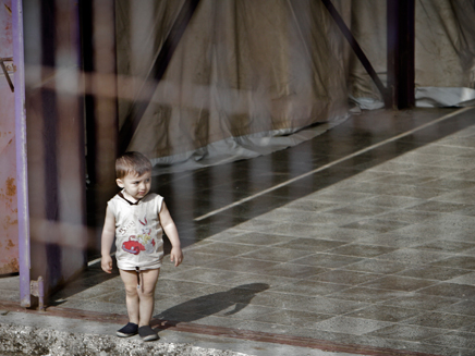 ילד סורי במחנה הפליטים, היום (צילום: AP)