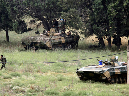 טנקים פועלים נגד מפגינים (צילום: רויטרס)