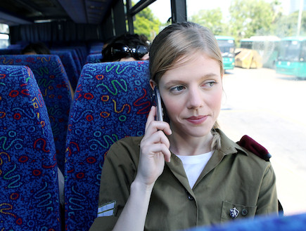 חיילת מדברת בטלפון באוטובוס (צילום: עודד קרני, פז"ם)
