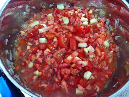 תבשיל קציצות וזיתים - העגבניות בסיר (צילום: אלקנה ביטון)