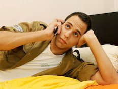 חייל מדבר בטלפון עצוב (צילום: עודד קרני, פז"ם)
