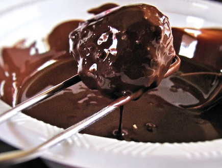 פררו רושה - מצפים בשוקולד (צילום: דליה מאיר, קסמים מתוקים)