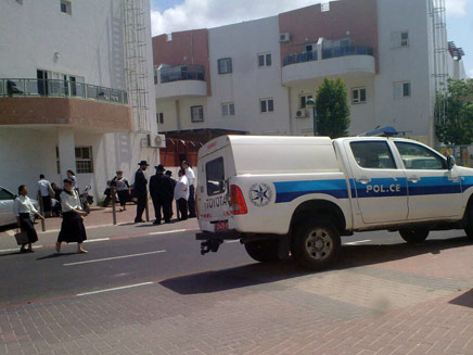 ניידת משטרה מחוץ לבית המנוח, היום (צילום: יהודה אריאל - סוכנות הידיעות "חדשות 24")