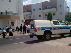ניידת משטרה מחוץ לבית המנוח, היום (צילום: יהודה אריאל - סוכנות הידיעות 