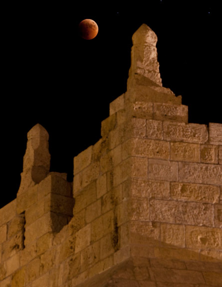 ליקוי ירח מרהיב בשמי ירושלים (צילום: רויטרס)