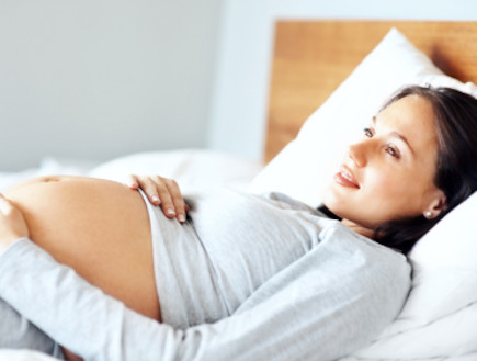 אישה בהריון במיטה - תמונות הריון (צילום: Abel Mitja Varela, Istock)