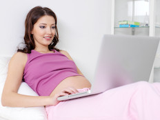 אישה בהריון גולשת 2במחשב - תמונות הריון (צילום: ValuaVitaly, Istock)