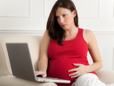 אישה בהריון גולשת במחשב3 - תמונות הריון (צילום: Pgiam, Istock)