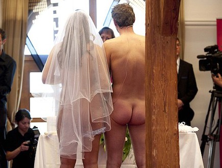 חתונה בעירום (צילום: דיילי מייל)