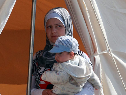 פליטים סורים נמלטים לטורקיה (צילום: רויטרס)