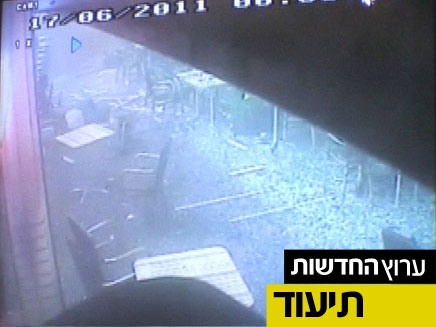 מצלמות אבטחה קולטות את הפיצוץ בנתניה (צילום: חדשות 2)