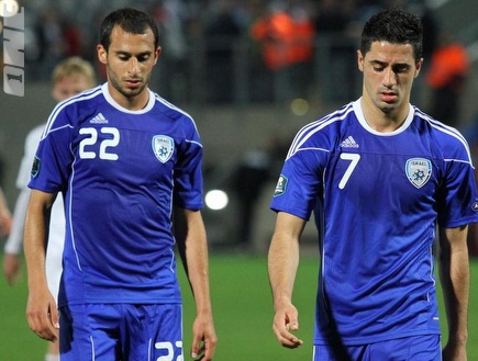 עומר דמארי ובירם כיאל במדי הנבחרת. כאן נרקמה העסקה (שי לוי) (צילום: מערכת ONE)