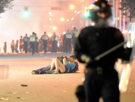 זוג שנתפס מתחרמן באמצע מהומות בוונקובר