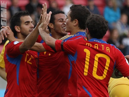 שחקני נבחרת ספרד מברכים את אדריאן לופס (GettyImages) (צילום: מערכת ONE)